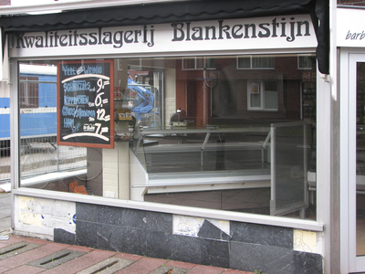 901013 Gezicht op de winkelpui van Kwaliteitsslagerij Blankenstijn (Laan van Chartroise 81) te Utrecht. Onder de ...